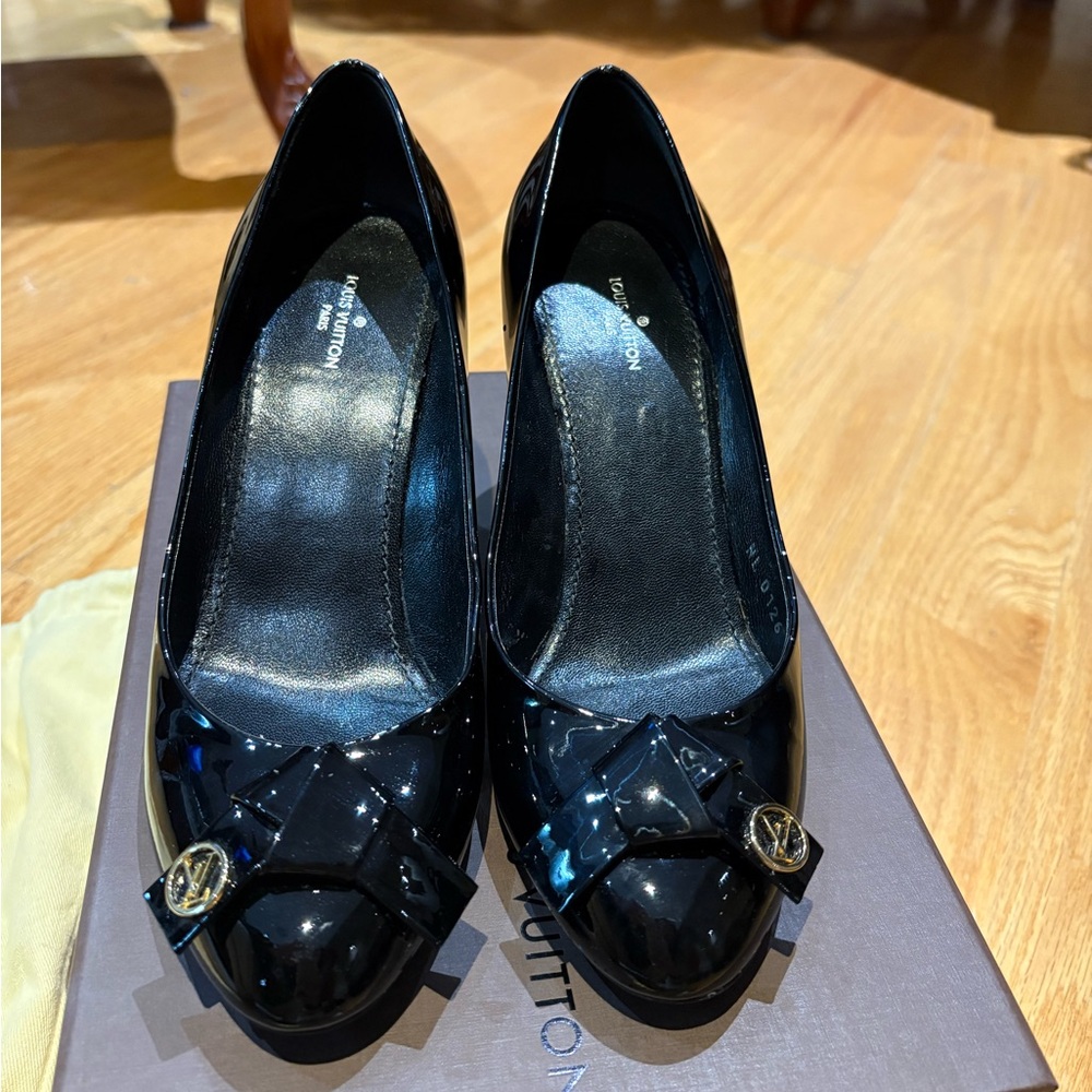 Louis Vuitton Black Patent Leather Bow Tie Pumps